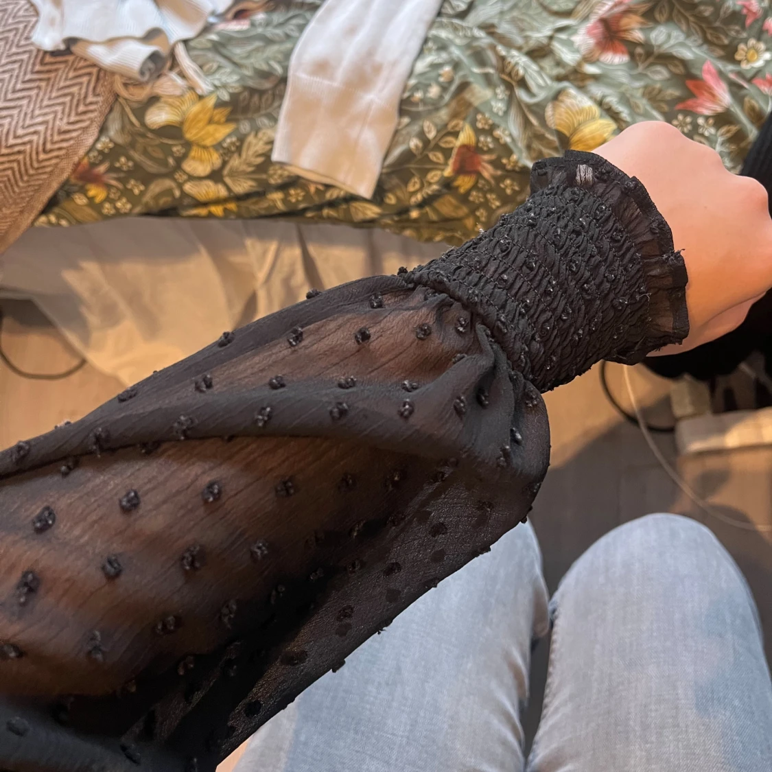 Svart blus med prickig mesh och v-ringning - 2