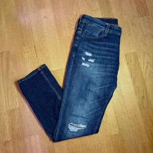 Jack & Jones jeans - Jack & Jones slim fit jeans i storlek 34x32 med slitningar. Skick 9,5/10. Använda endast en gång. Skriv vid frågor och funderingar!