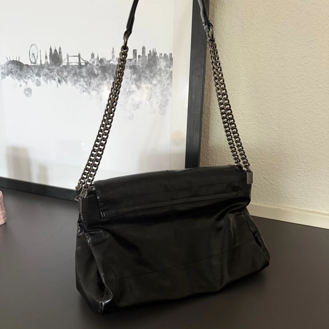 Svart axelväska i skinn med kedjerem från Zara  - 1