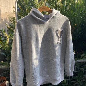 Ami hoodie  - En Ami hoodie. Helt oandvänd säljer för den är för liten för mig tyvärr. Skriv för fler frågor eller funderingar💸