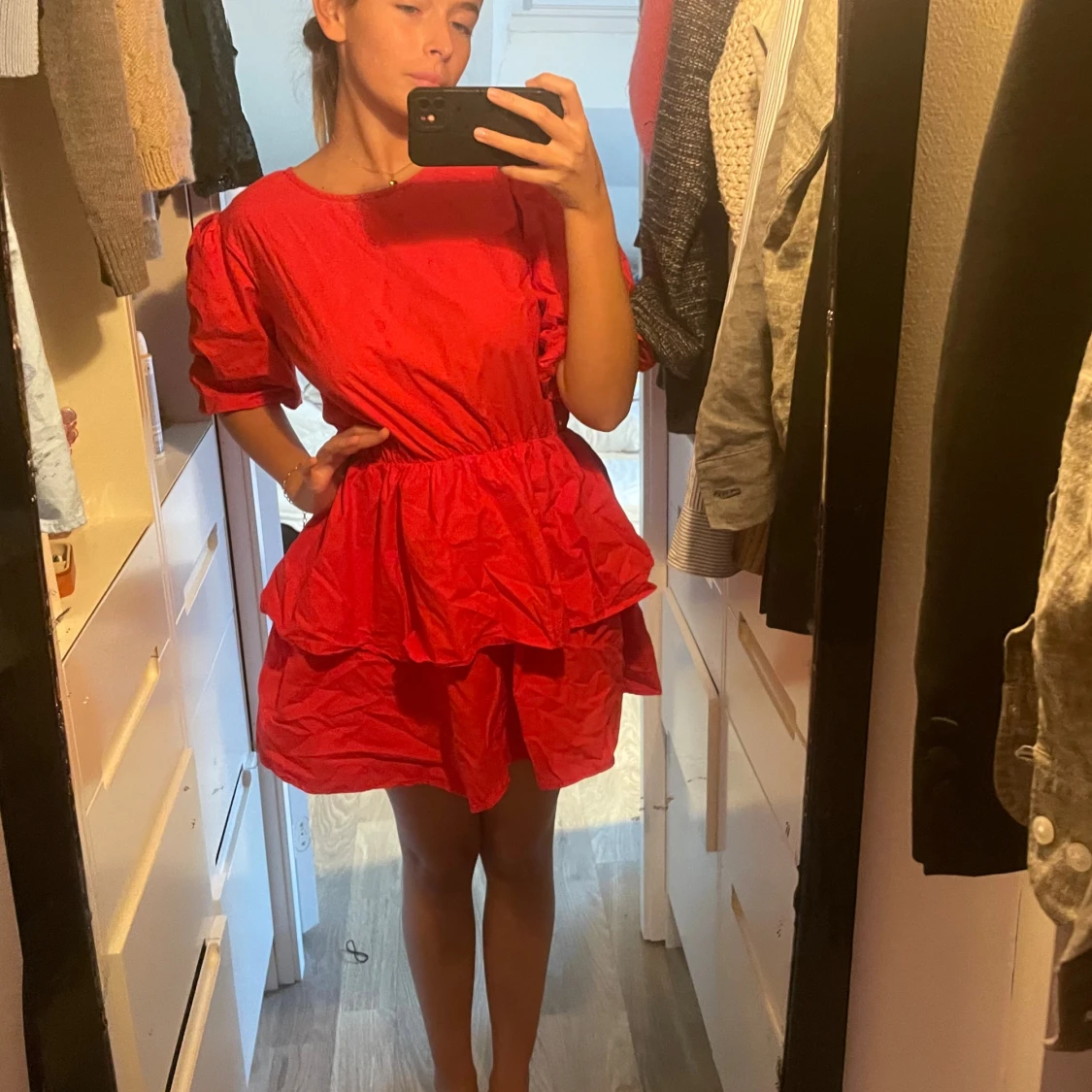 Röd volangklänning med puffärm - 1