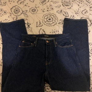 Jack & Jones Loose Eddie jeans blå - Helt nya jeans från Jack & Jones, aldrig använda. Loose-Eddie modell i storlek W30 L32. Köpta från Jack & Jones i Hede Fashion Outlet. Perfekt skick och redo att användas. Kvitto finns ej!