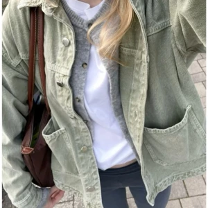 Grön jeansjacka från Zara - Säljer en trendig denimjacka från Zara, i snygg olivgrön färg. Jackan har oversized passform, knappstängning framtill och två praktiska fickor. Den är mycket lite använd och i riktigt fint skick, nästan som ny. Passar perfekt till både vardag och fest, enkel att matcha med olika outfits. Storlek xs