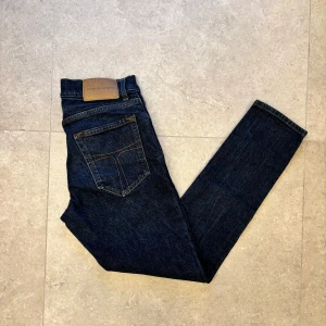 Tiger of sweden jeans - Schyssta jeans med en fin ton av mörkblå från Tiger of sweden. Skick 9/10 Jeansen är endast använda ett fåtal gånger | Model: Pistolero | Storlek: W29 L30 | Nypris ligger på 1499kr | Det är bara att skriva om ni har frågor eller funderingar!
