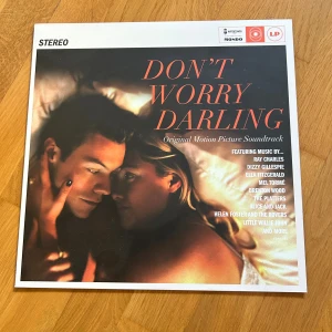 Don't Worry Darling: Original Motion Picture Soundtrack - Soundtracket till filmen 'Don't Worry Darling' på vinyl och skivan är ljusblå. Den har bara provspelats och är i väldigt bra skick. 