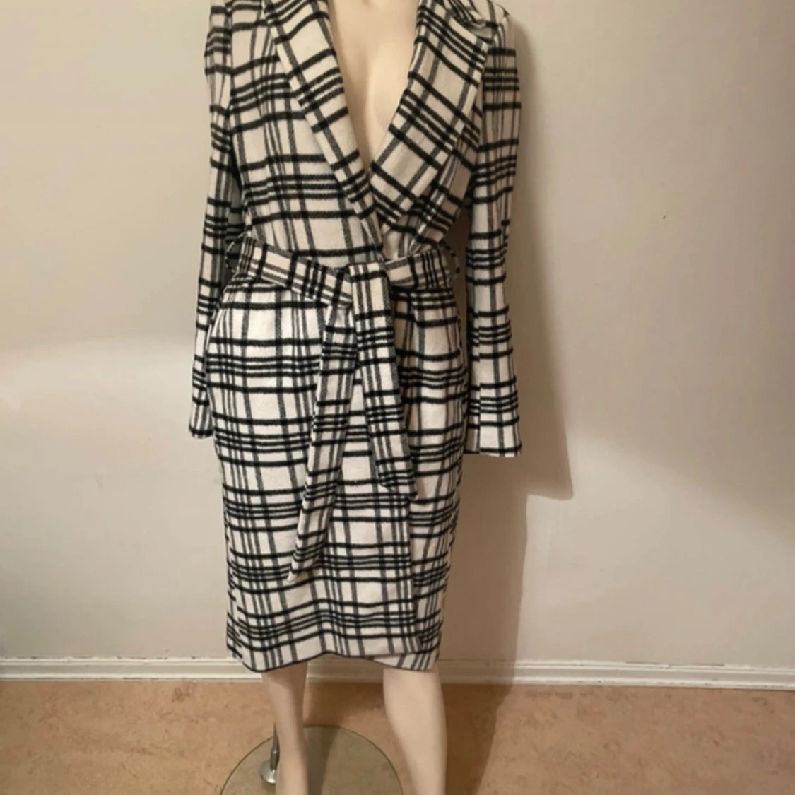 Rutig kappa med bälte i svartvitt - 3