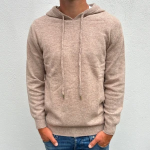 Kashmir/Merino hoodie - Beige Kashmir/Merino hoodie | Storlek S | Modellen är 177cm lång | Endast testad, därför är skicket 10/10 | Hör av dig vid frågor🌟