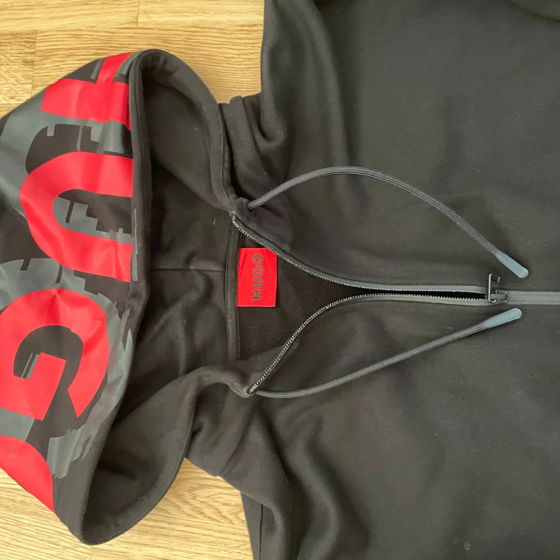Svart hoodie från Hugo med röd logga - 1