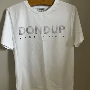 Dondup T-shirt - Snygg vit t-shirt från Dondup med stort grått logotryck på bröstet och texten 'Made in Italy' under.