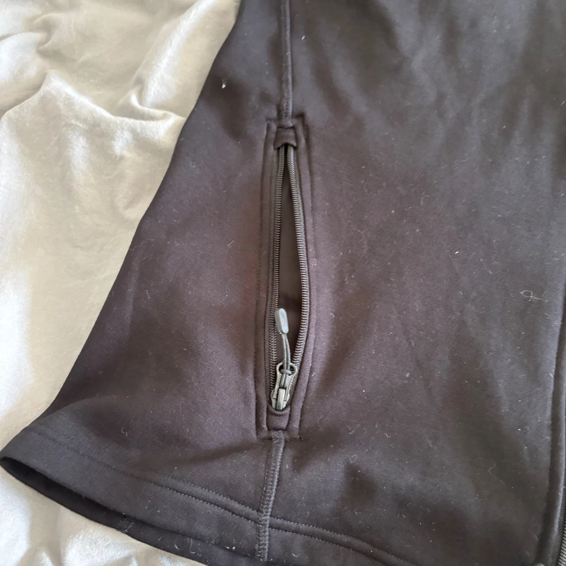 Svart hoodie med dragkedja och huva - 1