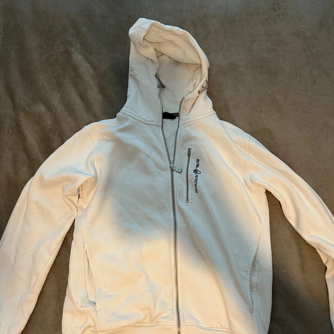 Vit fleecejacka Sail Racing med huva