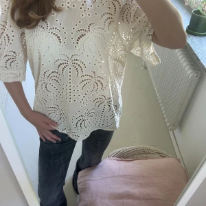 Blus - Jätte söt blus med hålmönster! Använd fåtal gånger, kräm vit💗