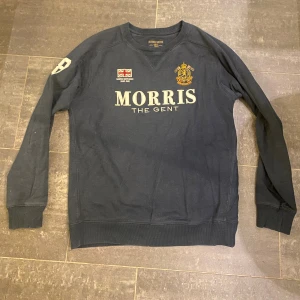 Mörkblå tröja från Morris - Riktigt snygg tröja i superskick från Morris i storlek medium. Dma vid frågor, kan gå ner i pris vid snabb affär.
