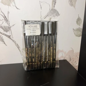 Svart eyelinerpenna från Vollare - Säljer ett 10-pack svarta eyeliner/kajal pennor från Vollare Cosmetics. Pennorna har klassisk trädesign med svart hylsa och guldtext. Perfekt för att skapa skarpa linjer eller sotade looks. Färgen är intensivt svart och pennan är lätt att vässa för precis applicering.