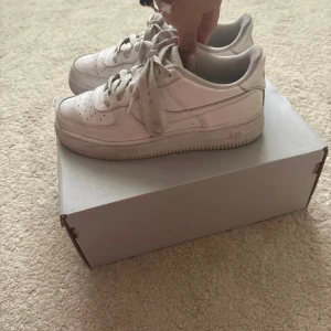 Nike Air Force 1 vita sneakers - Jätte snygga sneakers som funkar till allt, kommer tyvärr aldrig till användning mer. Storlek 37.5