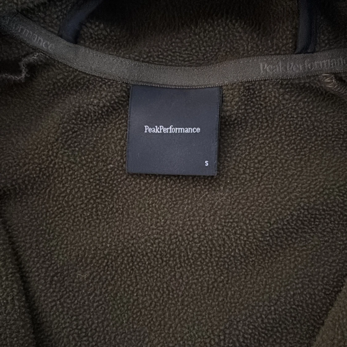 Grön hoodie från Peak Performance S - 3