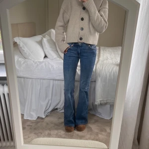 Blå bootcut jeans  - Blå bootcut och lowwaist jeans från Monki!💞Storlek 24/32!
