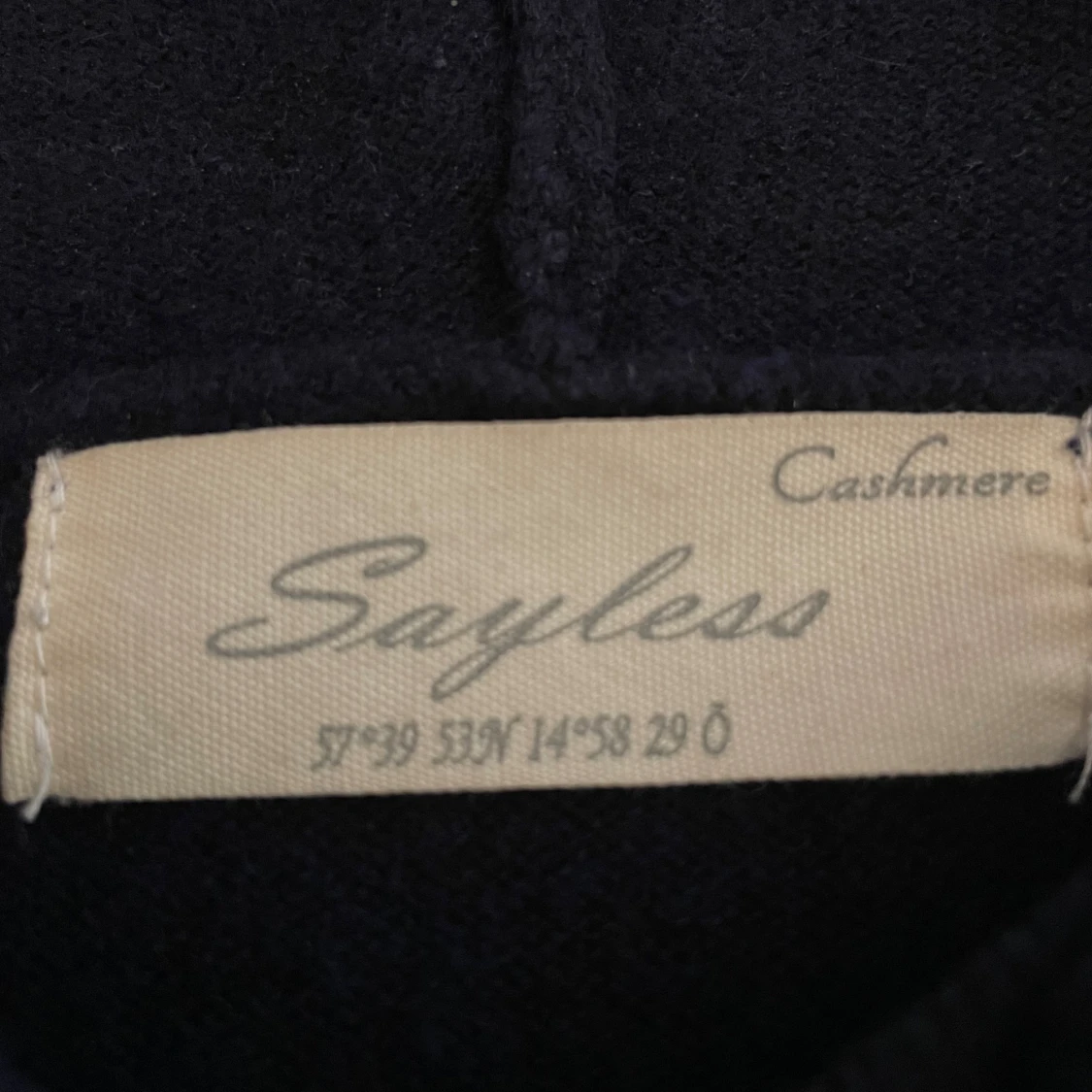 Mörkblå cashmere hoodie från Sayless - 2