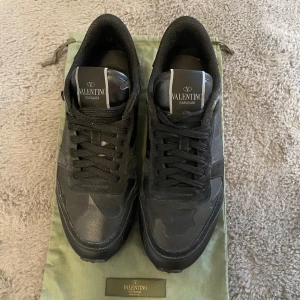 Svarta sneakers från Valentino - Säljer ett par svarta Valentino Rockrunners. De är i riktigt bra skick och har mycket kvar att ge! Dustbag ingår. Som man kan se så är bitarna fortfarande k toppskick‼️Hör av dig direkt vid frågor eller liknande!🙂🙌 Ge prisförslag :)