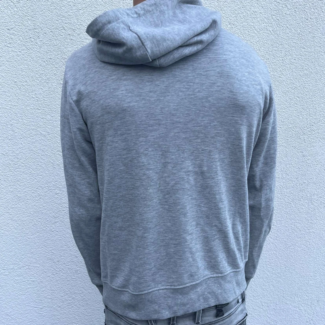 Ljusgrå hoodie med huva och ficka - 2