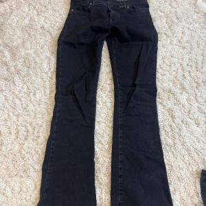 Svarta bootcut jeans - Svarta lågmidjade jeans från carlings. 