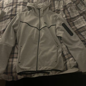 Grå Nike Tech - Grå Nike tech. 