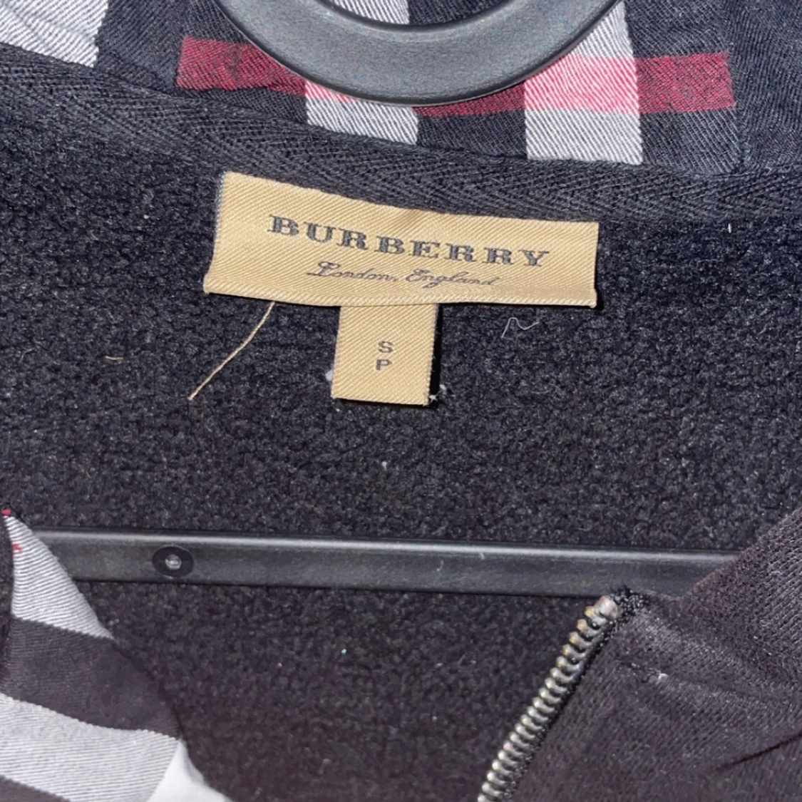 Svart hoodie från Burberry med dragkedja - 1