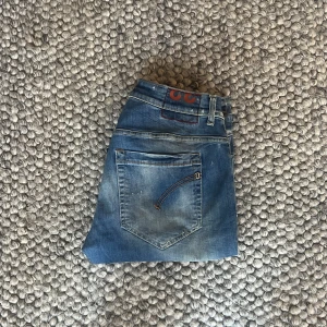 Dondup George - Ett par riktigt snygga Dondup George o storleken 33, snygga detaljer framtill och i rikitgt bra skick, skriv vid fler frågor eller funderingar 