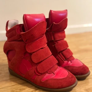 Isabel Marant sneakers - Snygga röda sneakers från Isabel Marant i mycket gott skick! Skorna är i storkel 37 men har även passat mig som har 37,5-38. Säljer då inte kommer till användning längre. Tryck inte på köp direkt utan meddela mig vid intresse! Pruta går självfallet att göra🫶🏻
