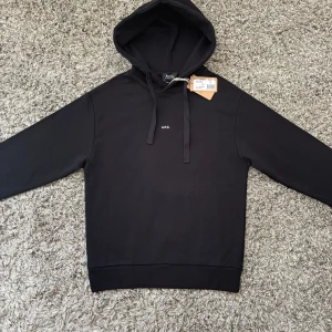 Helt ny Apc Hoodie - Säljer denna helt oanvända Apc hoodien!⭐️Storlek XS men passar S!👍Nypris ligger på 3000kr och tags ingår!🤝Hör gärna av er om ni har funderingar!🙌