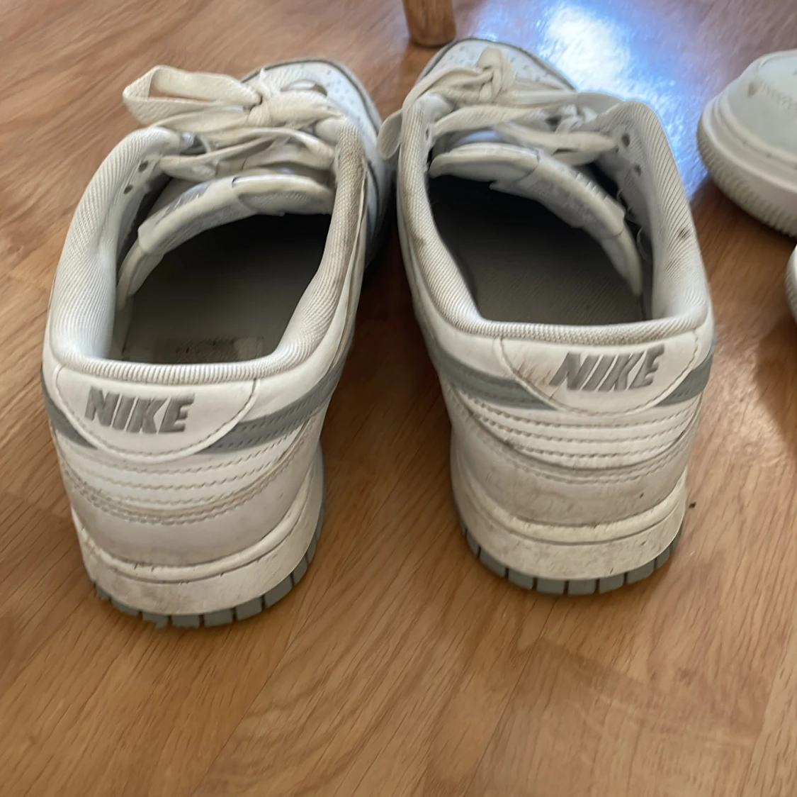 Nike Dunk Low vita och grå sneakers - 4