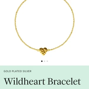 Wildheart armband Sophie by Sophie - Superfint armband i guldpläterat silver från Sophie by Sophie x Wildhood Foundation. Tunn kedja med ett litet hamrat hjärta i mitten. Kommer med originalpåse och ask. Perfekt detalj för att lyfta din look.