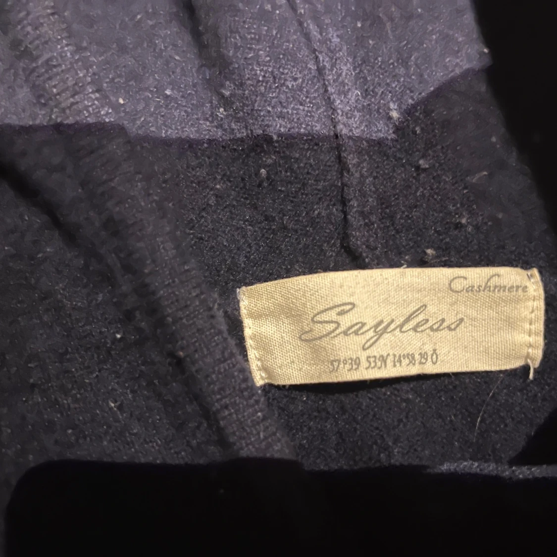 Mörkblå kashmir hoodie från Sayless - 3