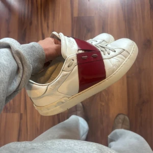 Valentino Open  - Snygga Valentino Open sneakers i vitt med ovanlig röd glansig lack! Str 40!! Använt skick och defekter finns självklart. 