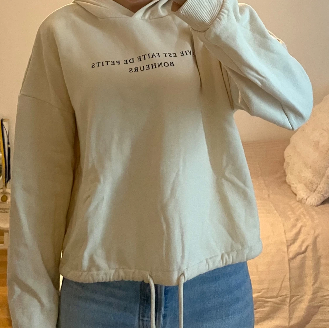 Beige hoodie med tryck och snörning - 1