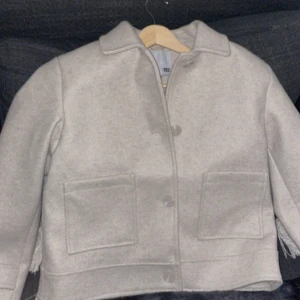 Beige jacka - Beige jacka från lager 157, storlek 160 men passar mig som brukar ha xxs/xs. Bara använd några få gånger och är i superbra skick💓