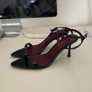 Svarta spets klackar - Supersnygga svarta klackar med spetsig tå. Helt nya.