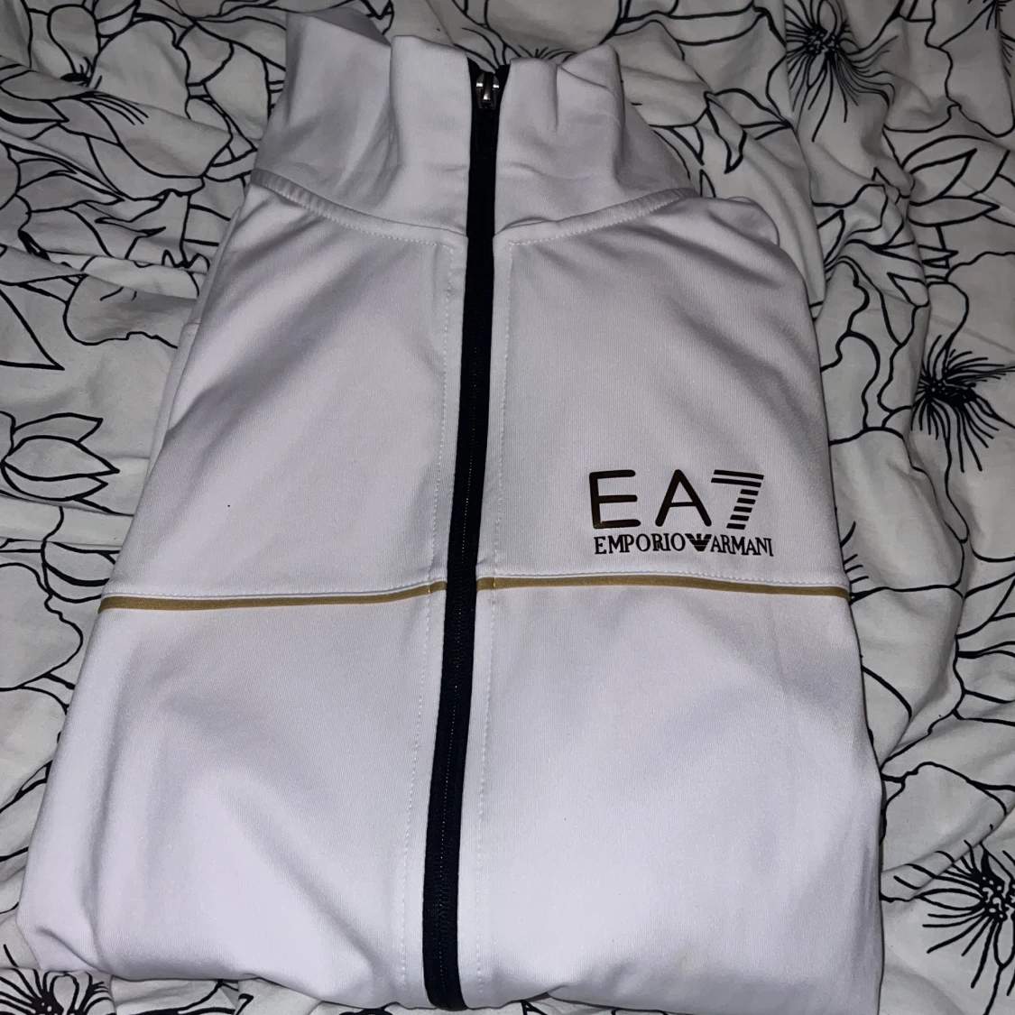 Vit EA7 jacka med svarta detaljer