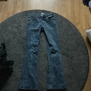 Lågmidjade jeans  - Lågmidjade jeans från Gina tricot, modellen low boot. Använda typ 5 ggr och i superbra skick❤️