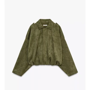 Zara jacka - Säljer min helt oanvända populära jacka från Zara, i grön färg😍🫶🏼Lappar kvar!  Sååå fin nu till hösten!! Säljer pga ångrat köp