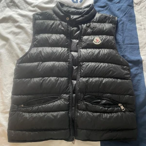 Moncler väst - En jätte fin väst som jag nu måste sälja eftersom jag har växt ut ur den - storleken är 1 och skick syns på bilderna 😁vill gärna ha en snabb deal😇