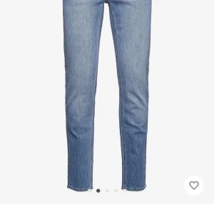 Blå jeans från Neuw - Säljer ett par klassiska blå jeans från Neuw med rak passform och normal midja. Jeansen har fem fickor, snygga kontrastsömmar och är tillverkade i mjukt bomullsjeans. Perfekta för dig som gillar en enkel och stilren look.