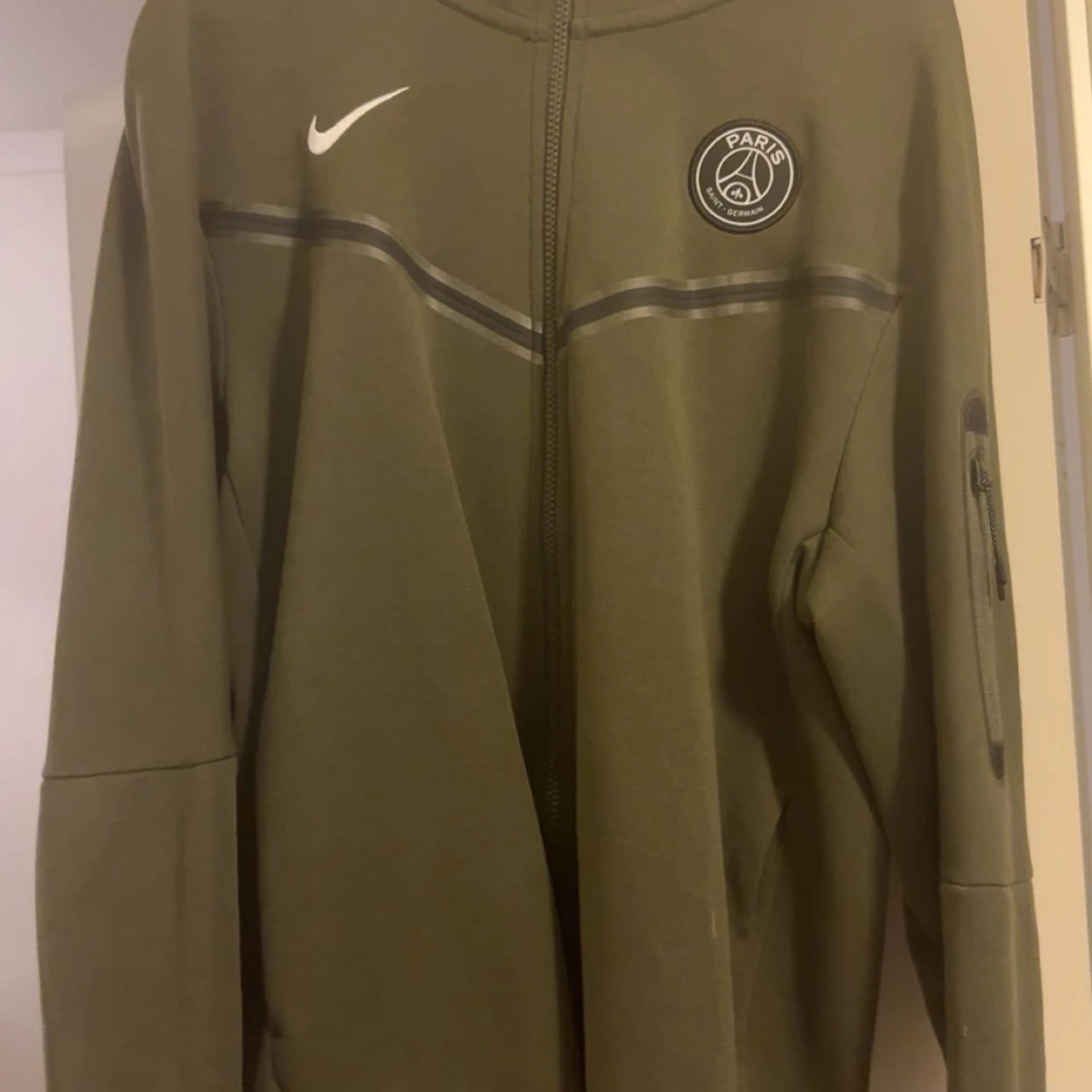 Olivgrön PSG hoodie från Nike