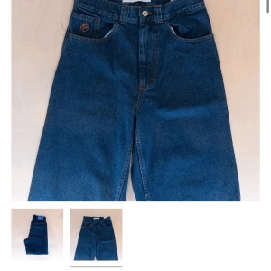 Big Boy blå jeans wide fit M - Säljer ett par klassiska blå jeans från Big Boy i storlek M. Jeansen har bred passform, hög midja och raka ben. Snygga kontrastsömmar och tydlig Big Boy-lapp bak i midjan. Perfekta för dig som gillar en loose och avslappnad stil.