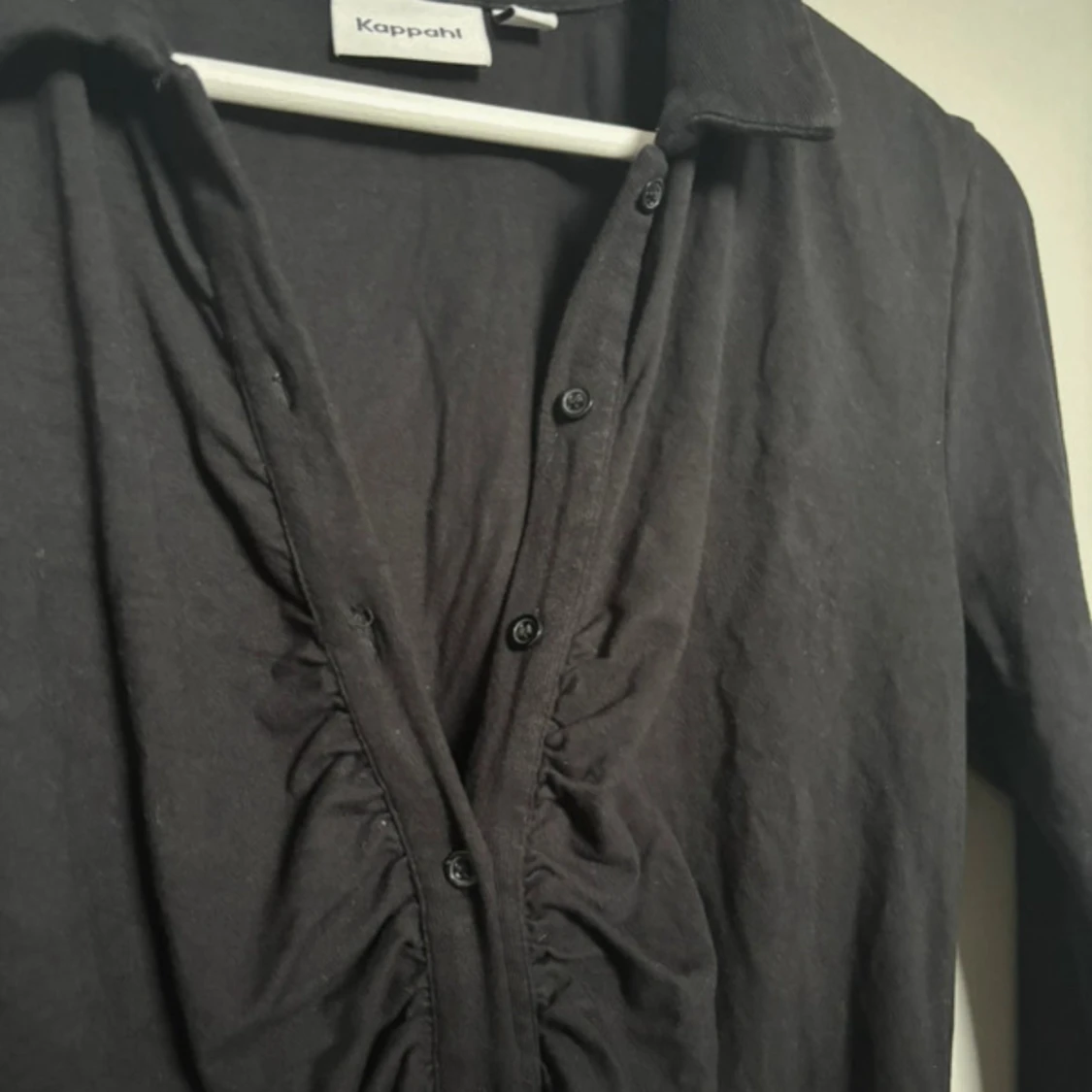 Svart blus med knappar  - 2