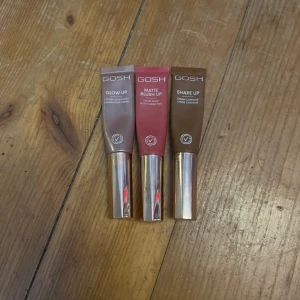 GOSH Glow Up, Blush Up & Shape Up set - Säljer tre krämprodukter från GOSH: Glow Up highlighter i champagne, Matte Blush Up i bärig rosa och Shape Up contour i mediumbrun. Alla i smidiga tuber med applikator och silvriga lock. Perfekt för att skapa en fräsch och definierad look.