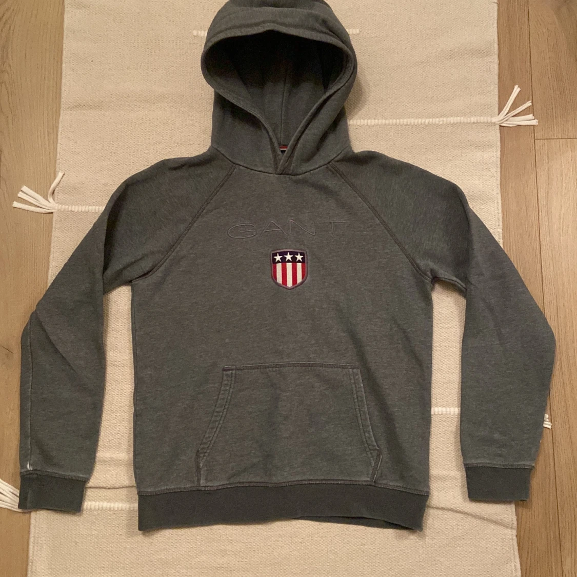 Mörkgrå hoodie från GANT med emblem