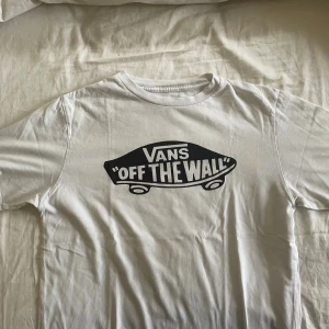 Vans t-shirt - En t-shirt från vans i storlek m. Har två små hål på magen och även några fläckar