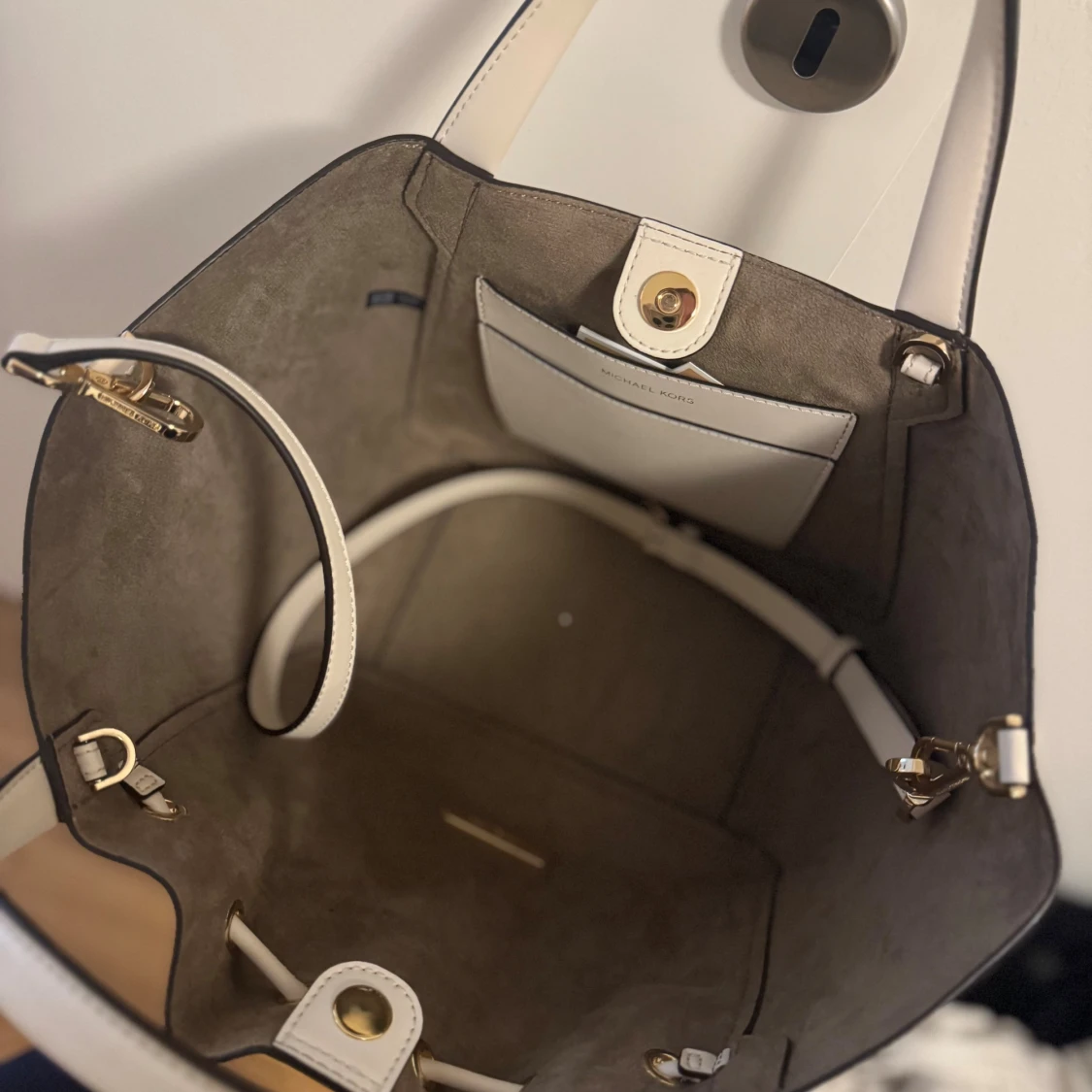 Vit handväska från Michael Kors - 3