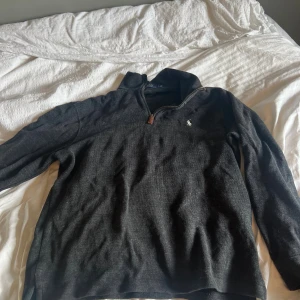 Mörkgrå half zip tröja Polo Ralph Lauren - Säljer en schysst Ralph lauren half zip då jag inte använt den mycket sen jag fått den i julklapp. Tröjan är lite bredare men annars i fint skick